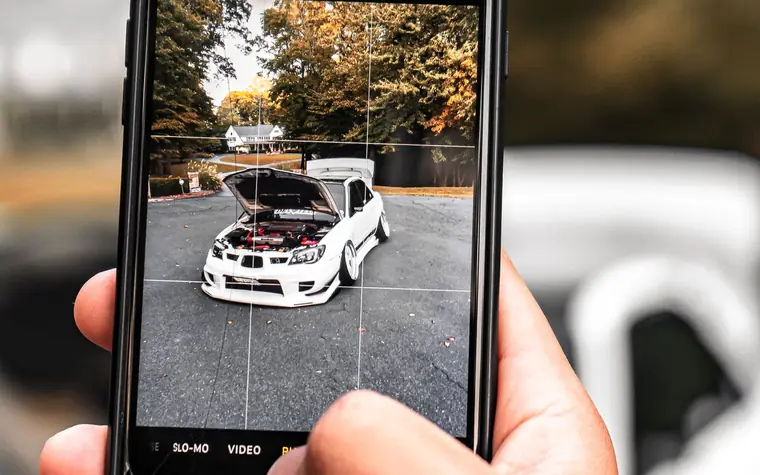 Beweissicherung: Fahrzeugschaden wird mit dem Smartphone fotografiert